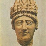 Женская голова в высоком головном уборе. 475-450 годы до н.э. Известняк, следы красной краски. Из Арсоса, область Ларнака (Ларнака, Кипрский музей)